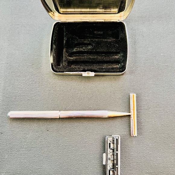 🪒🦄 VINTAGE NEWBRIDGE SILVER TRAVEL RAZOR 🪒🦄 | $75 | One-of-a-kind - Picture 4 of 6